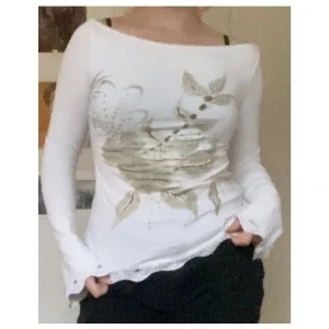 Off-shoulder topp - Jättefin off-shoulder topp med coolt mönster och spets. Finns ingen storleksmärkning men skulle säga att den sitter som L. 