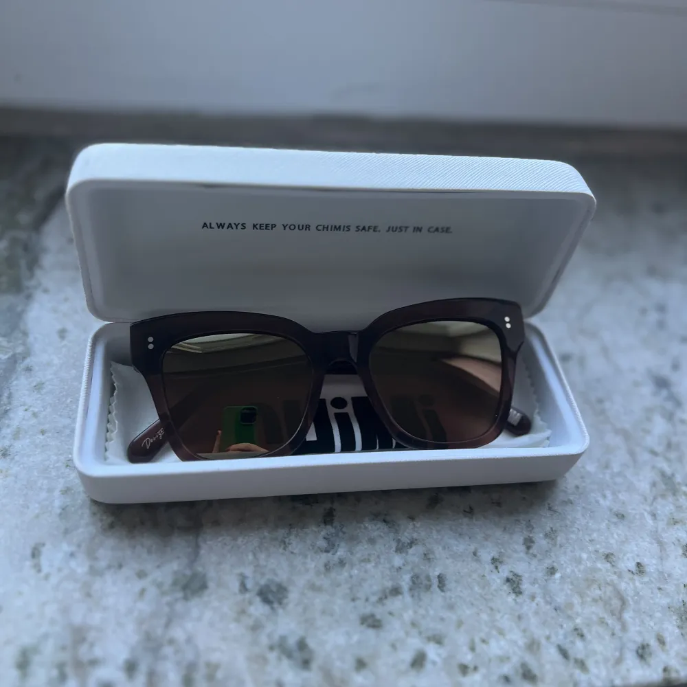 Jättefina #005 Chimi solglasögon i färgen COCO🍂🤎 Knappt använda och i jättefint skick. Säljer pga använder ej. Köparen står för frakten. Kommer med orginal duk och låda. . Accessoarer.