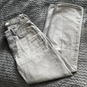 Säljer Gina low waist jeans gråa.  Fina och trendiga jeans men som tyvär blivit för stora på mig, de är uppsydda så de passar någon runt 155/160🦋 
