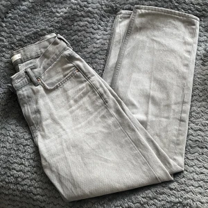 Gina jeans  - Säljer Gina low waist jeans gråa.  Fina och trendiga jeans men som tyvär blivit för stora på mig, de är uppsydda så de passar någon runt 155/160🦋 