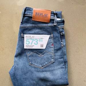 Ett par helt nya Replay Anbass jeans i storlek 30/34 och dark blue denim säljes endast testade. Köpta på Zalando för 1100 och kan inte längre skicka tillbaka.