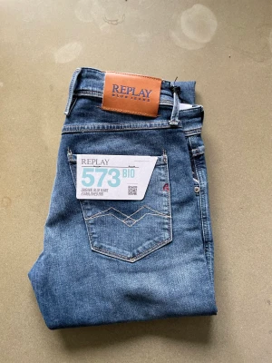 Replay Anbass - Ett par helt nya Replay Anbass jeans i storlek 30/34 och dark blue denim säljes endast testade. Köpta på Zalando för 1100 och kan inte längre skicka tillbaka.