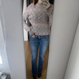 Stickad tröja Lindex - En flerfärgad stickad tröja köpt från Lindex, perfekt för vintern! Så mysig med fina glitter detaljer och går att använda vid flera olika tillfällen. Den är knappt använd och passar mig med strl xs-s perfekt! 🤩🥰