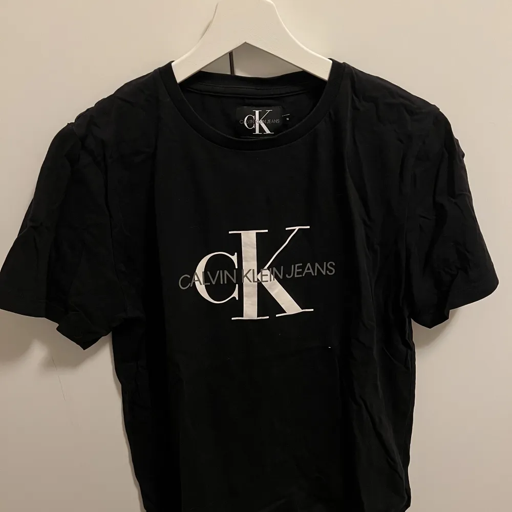 Säljer nu dessa två Calvin Klein tröjor, då dom inte längre kommer till användning. 320 kr för båda. . T-shirts.