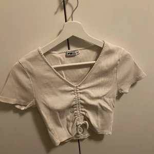 Vit Tröja  - Säljer nu denna vita tröja, då den inte längre kommer till användning. 