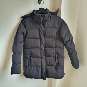 Helly hansen puffer - Säljer min helly hansen jacka då den inte kommer till användning. Använd fåtal gånger.  Storlek 152 men fick tips i butiken att välja denna storlek då den inte säljs i xxs.