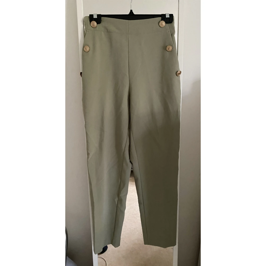 Gröna byxor med guldknappar