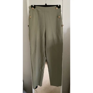 Gröna byxor med guldknappar - SÅ fina byxor från Zara. Tyvärr var jag för snabb med att välja storlek så dessa är endast använda en gång! ✨