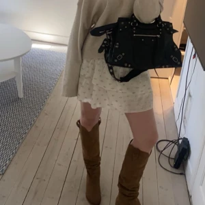 Höga boots zalando - Säljer nu dessa boots från zalando i en beige/brun färg 