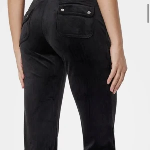 Svarta Juicy byxor  - Säljer mina svarta juicy byxor då dom inte kommer till användning, dom är i fint skick och inte använda särskilt mycket. För bilder på byxorna är de bara att skriva till mig ❤️