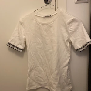 Topp - Säljer denna fina tröja från zara som köptes i somras och som aldrig kom till användning. Den är i super bra skick, inga skador, inga fläckar och aldrig använd. Den ser lite skrynklig ut men kan fixas om man tvättar/stryker. 