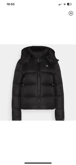 Calvin Klein jacka - Jättebra skick, använd fåtal ggr Storlek L men sitter som en 38 då den ör liten i strlk