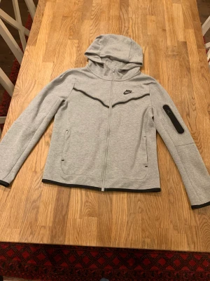 Grå Nike tech fleece - Relativt bra skick, med några väldigt små hål och lite slitage. Säljer eftersom den är för liten för mig.