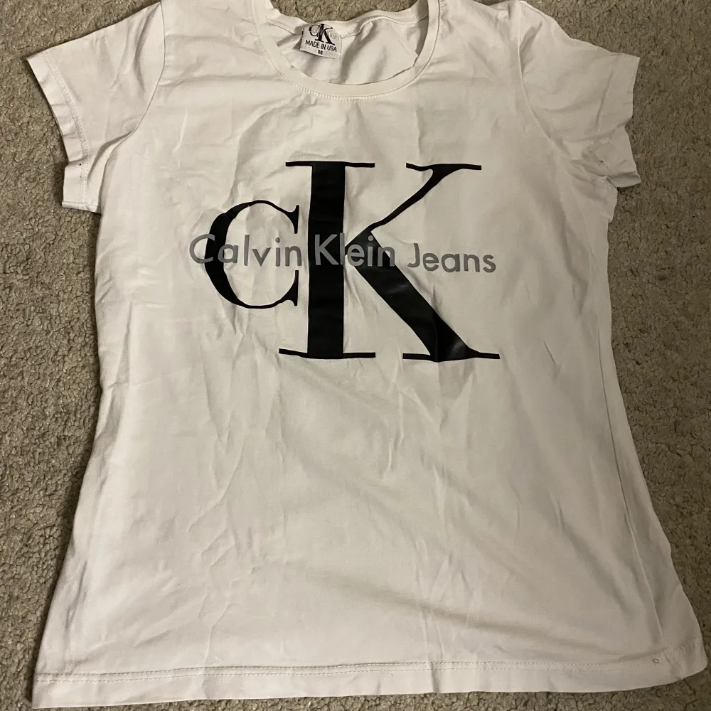 Säljer min fina Calvin Klein t-shirt som är i väldigt fint skick då jag inte användt den så mycket💗. T-shirts.