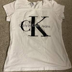 Säljer min fina Calvin Klein t-shirt som är i väldigt fint skick då jag inte användt den så mycket💗