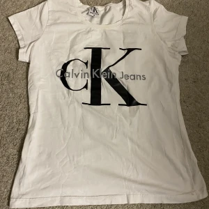 Calvin Klein t-shirt - Säljer min fina Calvin Klein t-shirt som är i väldigt fint skick då jag inte användt den så mycket💗