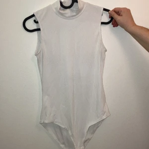 Vit body från h&m - Gullig vit polo body från h&m köpte för ett tag sen använder inte längre 