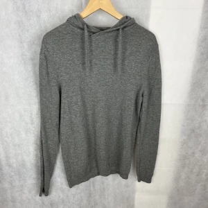 Esprit merinoull hoodie - Riktigt skön merinoull hoodie av esprit. Storlek L men sitter mer som M/S. Väldigt fint skick. Fler frågor kontakta gärna