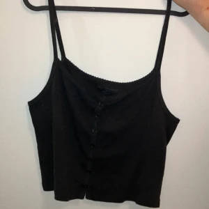 Brandy Melville topp - Jätte fin svart brandy Melville topp. Använder inte längre. Den är one size jag använder storlek s och den sitter lite lite för stort för mig.