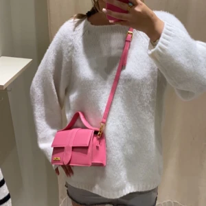 jacquemus väska - Säljer denna superfina väskan, köpt på plick i våras och bara använd på balen och vid ett annat tillfälle! Den är i nyskick och dustbag och kartong finns! Priset går att diskutera vid snabb affär 🩷