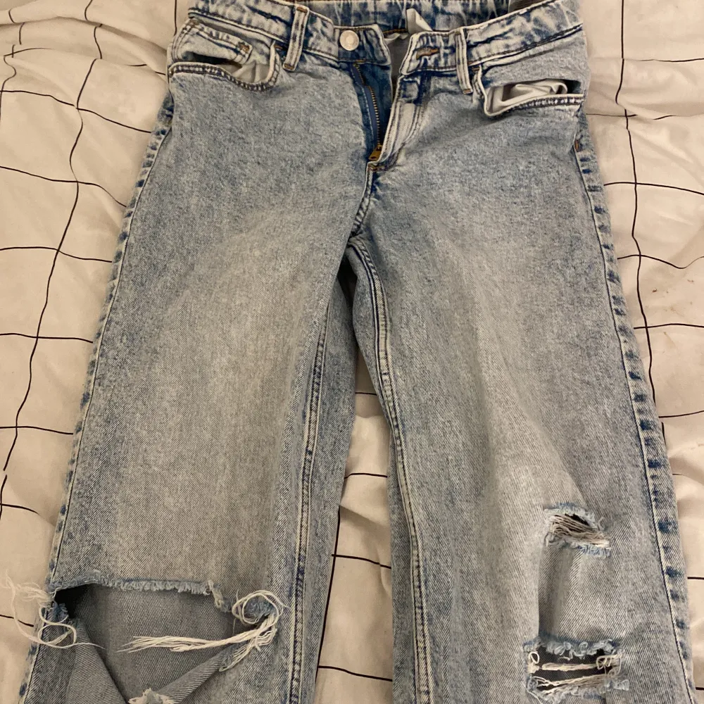 Snygga jeans med hål i❤️! (Om ni ska köpa swisha ist för att trycka på köp nu tack💕!). Jeans & Byxor.