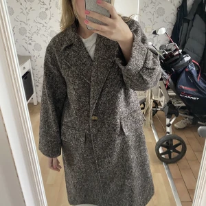 kappa  - Helt oanvänd kappa från gina i en jättefin brun/grå färg. Gär under knäna på mig som är ca 1,70cm lång! Det är en xs men passar mig som oftast har m i jackor! Fodrad inuti så relativt varm 🥰