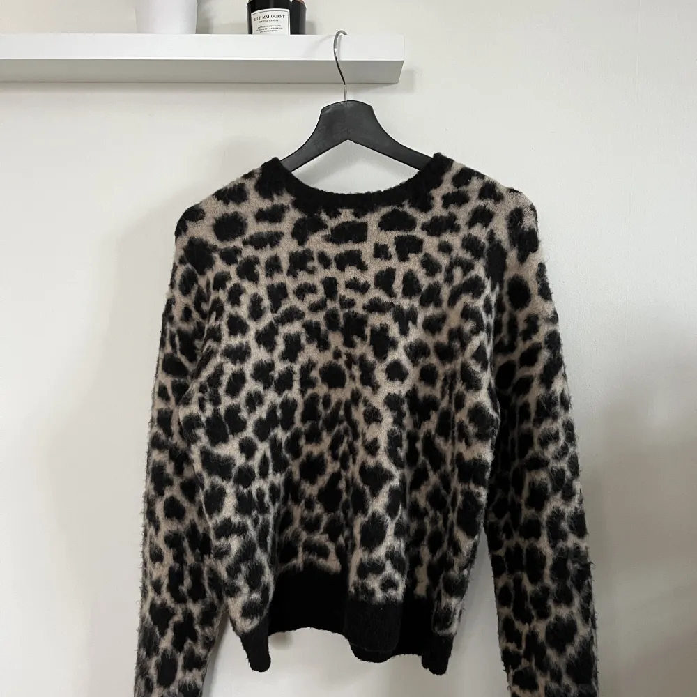 Jättemysig stickad tröja med leopardmönster. Storlek xs men passar äcen S utmärkt. Använd ett fåtal gånger. Säljer då den inte kommer till användning.🫶🏼. Stickat.