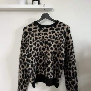 Jättemysig stickad tröja med leopardmönster. Storlek xs men passar äcen S utmärkt. Använd ett fåtal gånger. Säljer då den inte kommer till användning.🫶🏼