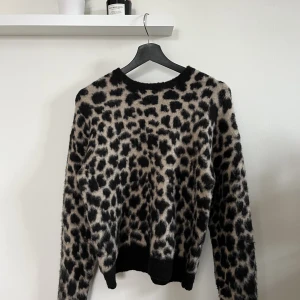 Stickad tröja  - Jättemysig stickad tröja med leopardmönster. Storlek xs men passar äcen S utmärkt. Använd ett fåtal gånger. Säljer då den inte kommer till användning.🫶🏼