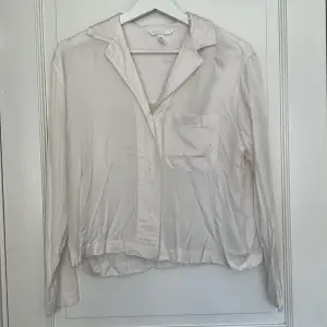 Vit skjorta i mjukt material från H&M i strl xs. Använda Max 1 gång och är därav så gott som ny. 