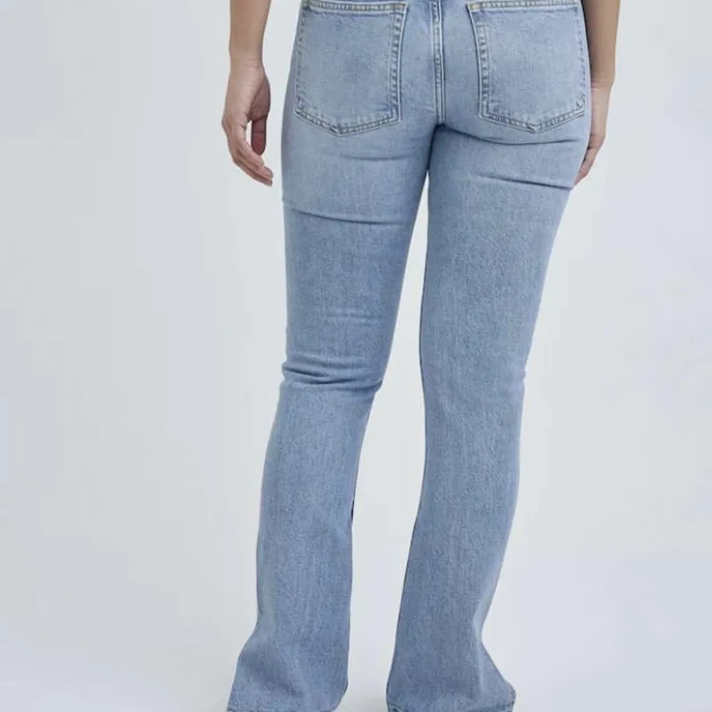 Helt oanvända, super fina straight leg jeans med slits på sidorna.   Säljs pga att de inte är rätt strl för mig, skriv för mer bilder  Pris går att diskuteras, köparen står för frakten men kan också mötas upp🤍. Jeans & Byxor.