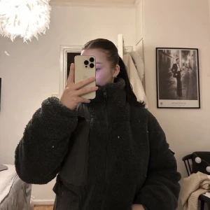 Grön puffjacka  - Säljer denna gröna puffjacka ifrån ASOS egna märke, använd ett fåtal gånger i storlek S. Nypris är 800kr