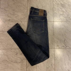 Replay ”anbass” jeans -  replay ”anbass” jeans i väldigt snygg färg, jeansen är i jättebra skick och är i storlek 28/32