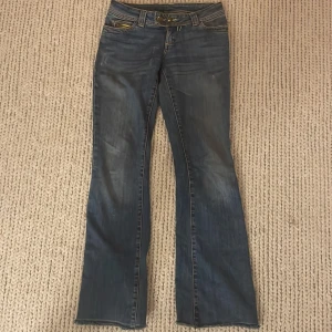 Supersnygga utsvängda jeans😍 - Jag säljer ett par skit snygga lågmidjade jeans ifrån hm, då de är för stora för mig. Finns inte kvar att köpa längre och är använda men i bra skick och inga defekter. Storlek 25 men skulle säga att de passar någon som har xs eller 32/34. Skriv vid frågor