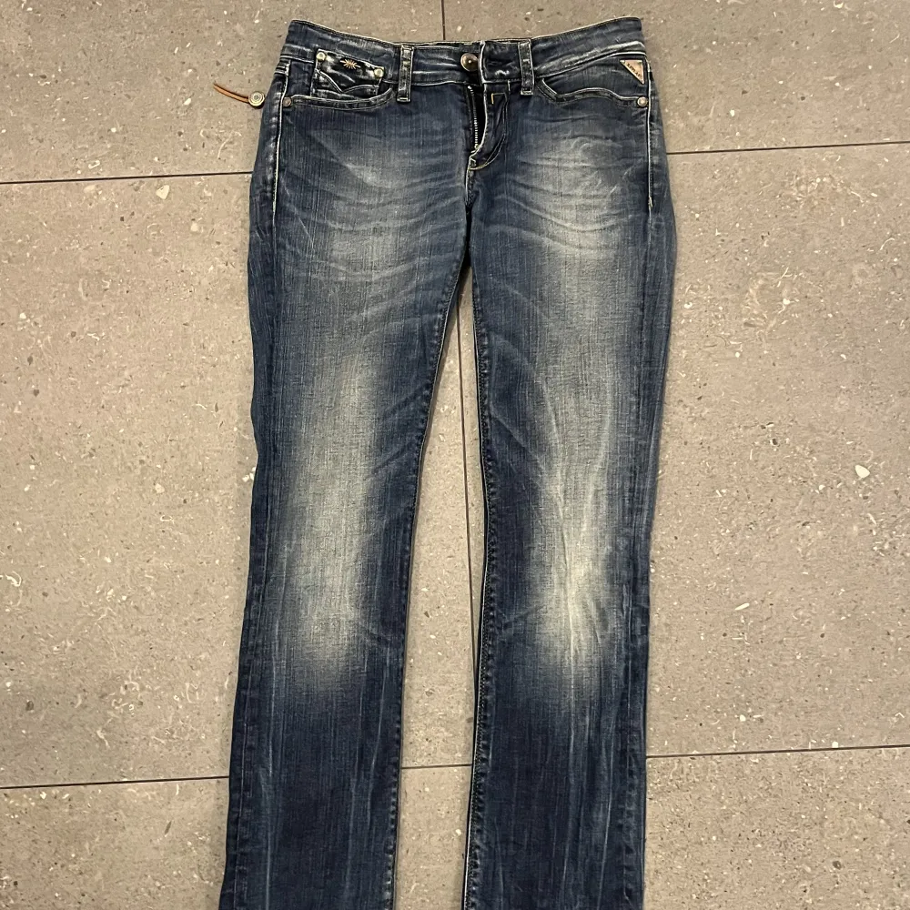 Lågmidjade jeans med jätte snygga detaljer på bakfickorna. Jeans & Byxor.