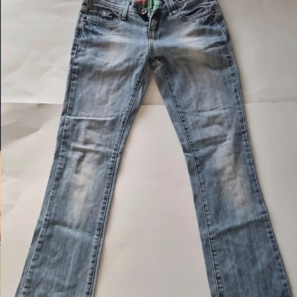 Jättefina lågmidjade jeans i jätte fin färg, säljer pågrund av att dom är för stora 💗innerbenslängd: 75 cm midjemått: 36-37 cm rakt över. Jeans & Byxor.