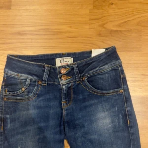 Ltb jeans🌟 - Supersnygga ltb jeans de är blåa med 3 små slitningar som detaljer🌟 De passar bra på mig som är 165❤️ Små i storleken skulle säga att de är mer som 25/34