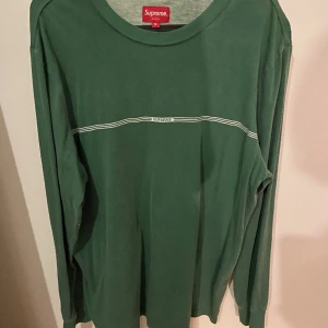 Supreme long sleeve i storlek M. - En suprem long sleeve i storlek M. Köpt på rapsfält i Malmö. Skick 6/10 finns täcken på användning men fortfarande helt okej skick.