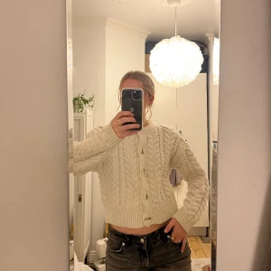 beige stickad kofta från h&m - supermysig beige stickad / kabelstickad kofta från h&m med fina bruna knappar💕💕