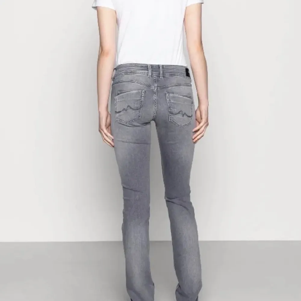 gråa lågmidjade pepe jeans som är jättefina men blivit för små och inte min stil längre 🙏🏼 köpa för 750kr, pris kan diskuteras, de är knappt använda. Jeans & Byxor.