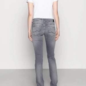 gråa lågmidjade pepe jeans som är jättefina men blivit för små och inte min stil längre 🙏🏼 köpa för 750kr, pris kan diskuteras, de är knappt använda