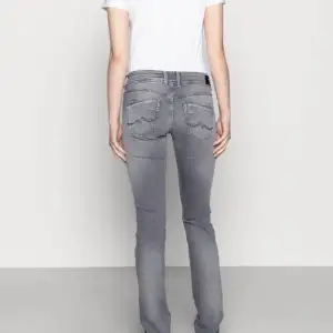 gråa lågmidjade pepe jeans som är jättefina men blivit för små och inte min stil längre 🙏🏼 köpa för 750kr, pris kan diskuteras, de är knappt använda