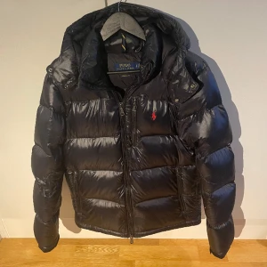 Ralph lauren jacka  - Säljer denna snygga Ralph lauren jackan som är i nyskick! Storlek S.  Nypris 5500kr! Mitt pris 3200kr!  Hör gärna av dig om du har frågor!