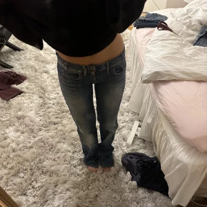 Lågmidjade jeans - Lågmidjade jeans! Köpta vintage. Passar mig som är 1,60 men passar även längre! Brukar ha 34-36 i jeans och 25-26 i waist!💞🩷 fri frakt!