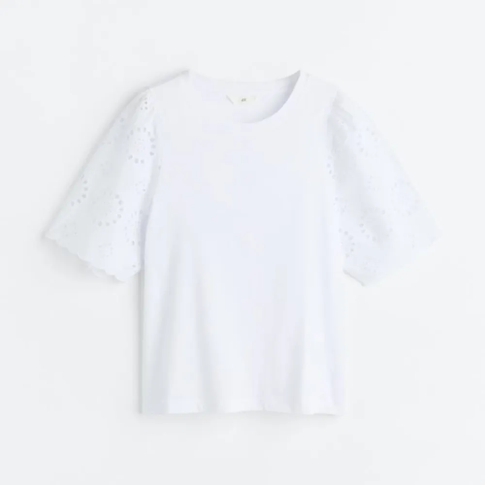 Säljer denna tröja med brodyr säljer då jag inte använder den och är för liten. Är i bra skick!💞💕. T-shirts.