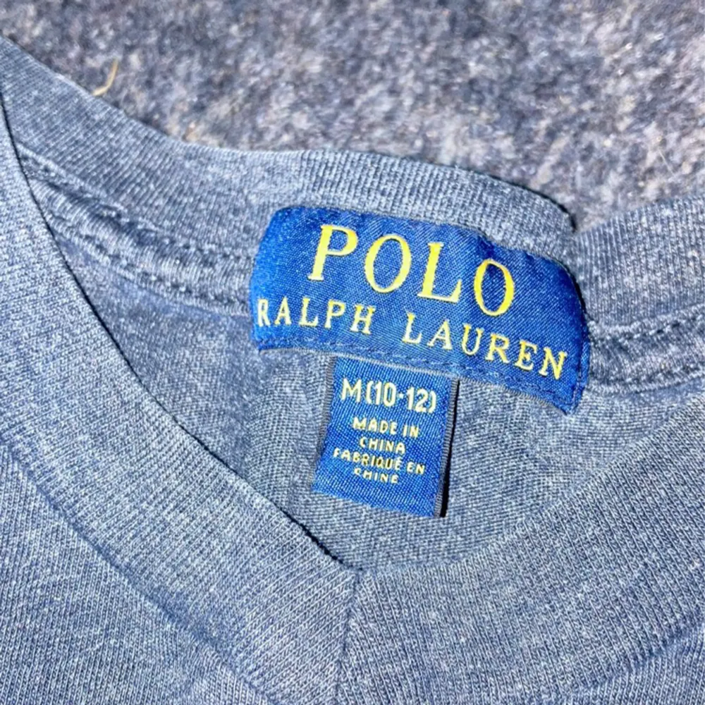 Säljer mina 2 feta Ralph Lauren tröjor. Tröjorna är i toppskick. Storleken sitter som XS. Priset ligger på endast 199 spänn för båda. 100kr/st!. T-shirts.