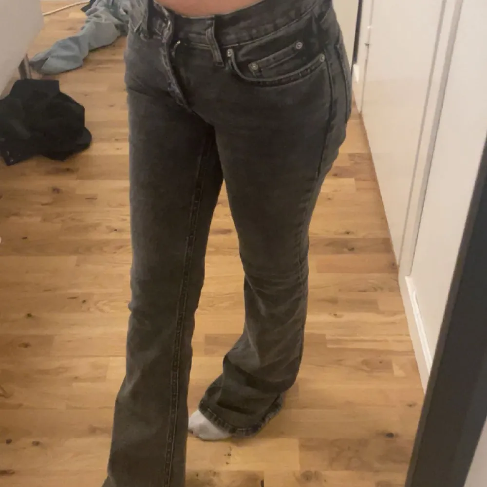 Lågmidjade bootcut, mörk gråa jeans❤️ endast använd 2 ggr. Jeans & Byxor.