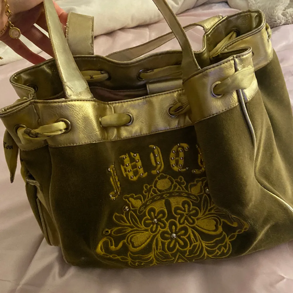 Säljer min coola vintage juicy couture väska då den tyvärr inte kommer till användning längre. Köparen står för frakten . Väskor.