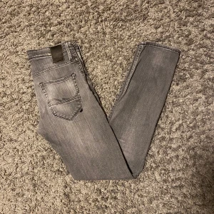 Jack & Jones Jeans - Säljer nu dessa riktigt feta Jack & Jones jeansen i 9/10 skick. Storlek 29-32. Vid frågor är det bara att höra av sig! Billigare vid snabb och smidig affär🤝