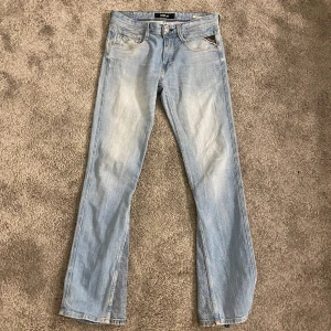 Vintage jeans - Lågmidjade vintage jeans i en uttvättad ljusblå färg! Super fina köpta second hand❤️liten i storleken så passar nog mer W26
